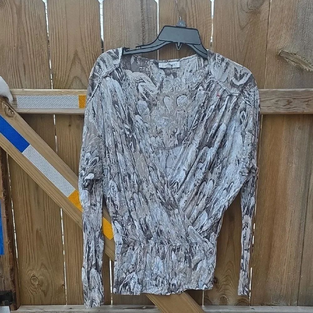 Jennifer Lopez Women's Top in Gray and White Pattern